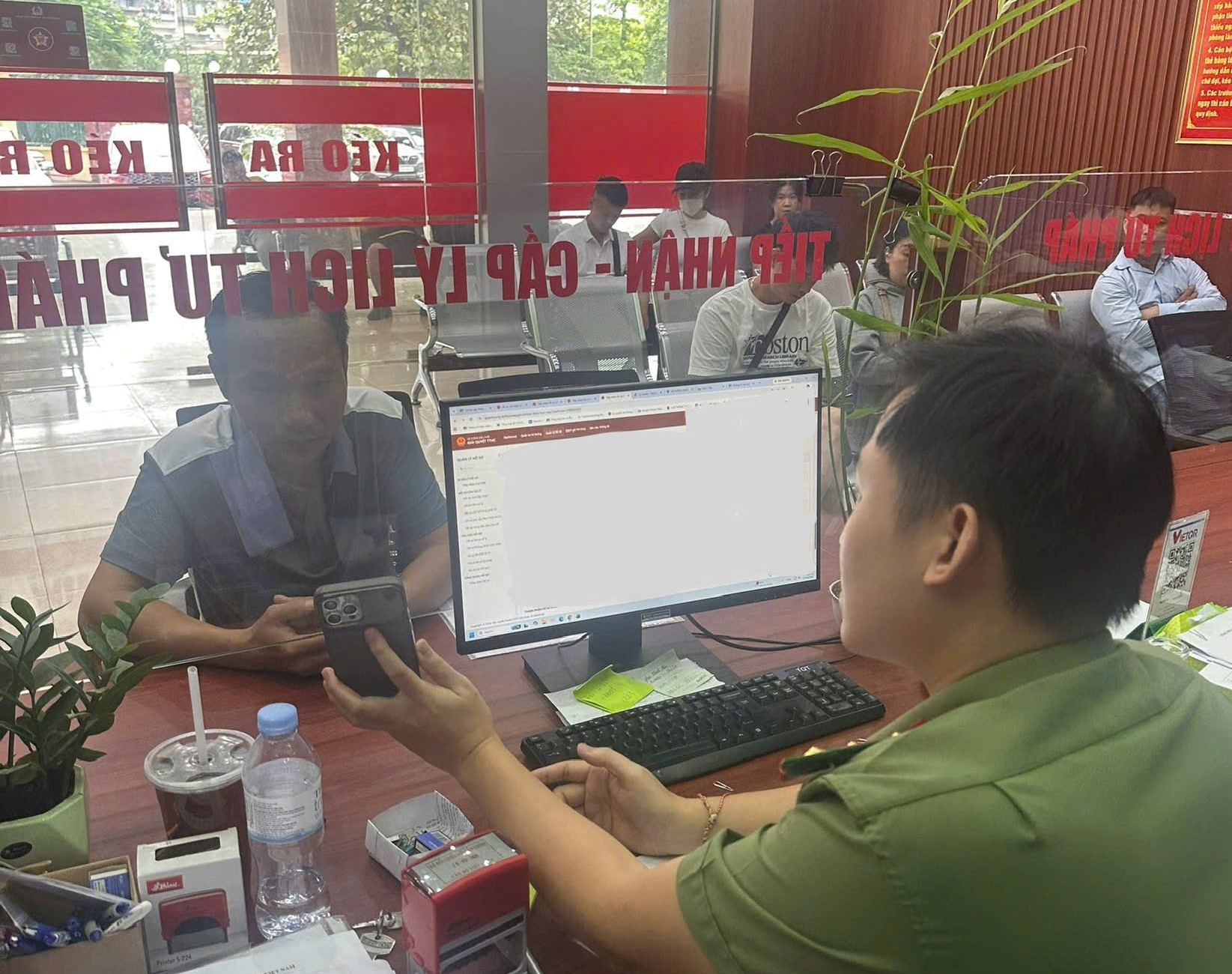 Tuổi trẻ Phòng Hồ sơ nghiệp vụ Công an TP Hải Phòng: Xung kích hỗ trợ người dân thực hiện dịch vụ công trực tuyến